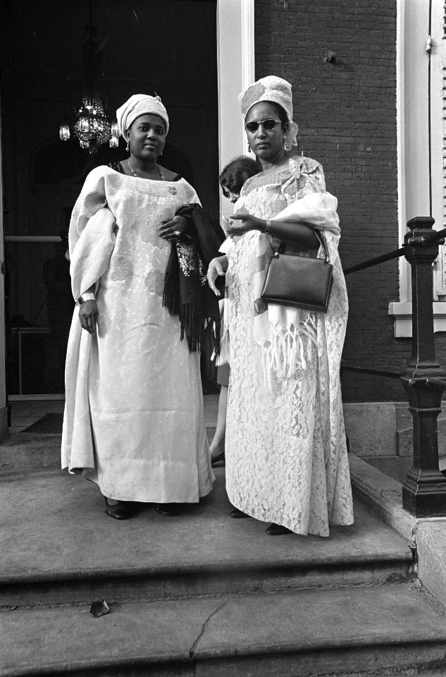 President van Niger voor de besprekingen in Rolzaal Den Haag de echtgenote van d, Bestanddeelnr 921-7437