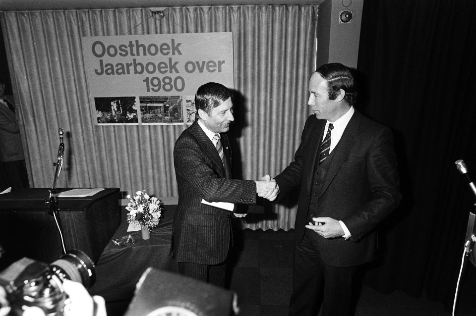 Presentatie Jaarboek van Oosthoek Encyclopedy , Van Agt schudt Smit (algemeen directeur Oosthoek) de hand, Bestanddeelnr 931-4248