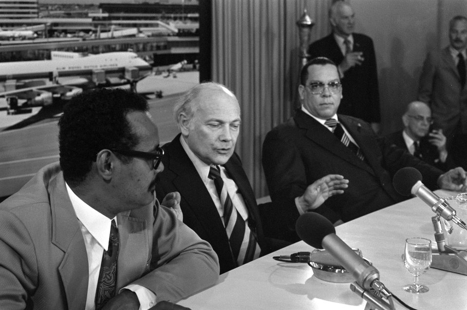 Premiers van Suriname en Nederlandse Antillen arriveren op Schiphol, tijdens per, Bestanddeelnr 927-1942