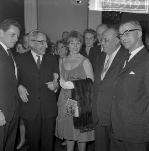 Premiere van de verzetsfilm De Overval in Tuschinski, Minister President De Qu, Bestanddeelnr 914-6319
