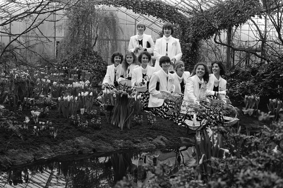 Presentatie Haarlemse bloemenmeisjes ivm opening Keukenhof de bloemenmeisjes, Bestanddeelnr 930-7470