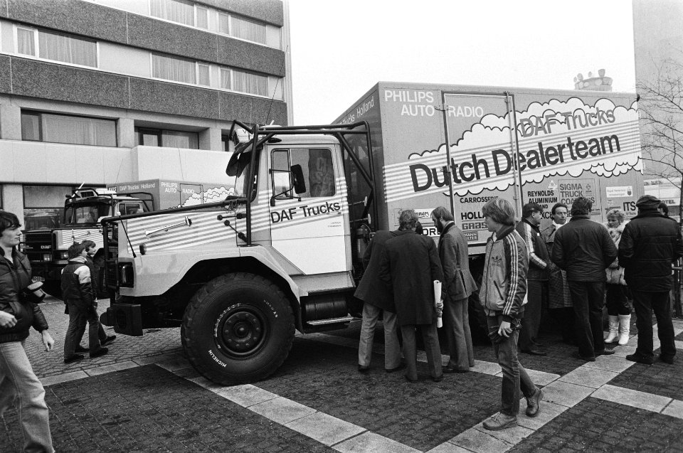 Presentatie enkele voertuigen die meedoen aan de Parijs Dakar race van 1 tm 20 , Bestanddeelnr 931-8829