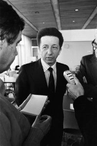 President-directeur van KLM Orlandini staat de pers te woord, Bestanddeelnr 929-0962