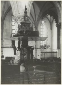 Preekstoel en omgeving in de Grote of St. Bavokerk. NL-HlmNHA 54005611