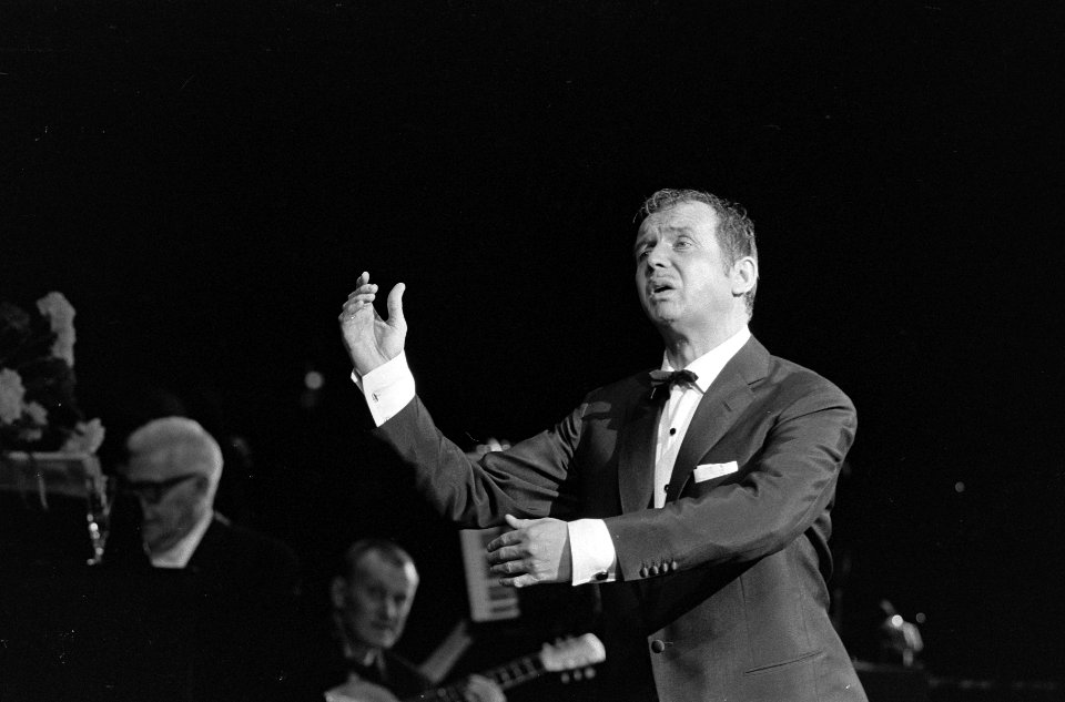 Premiere van Toon Hermans tiende One man show te Tilburg, Toon tijdens zijn show, Bestanddeelnr 918-8182
