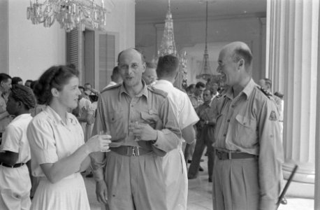 Receptie op het bordes van het paleis van de luitenant-gouverneur-generaal H.J. , Bestanddeelnr 100-3-3