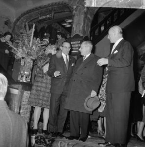 Premiere van de verzetsfilm De Overval in Tuschinski Minister-president De Qu, Bestanddeelnr 914-6331