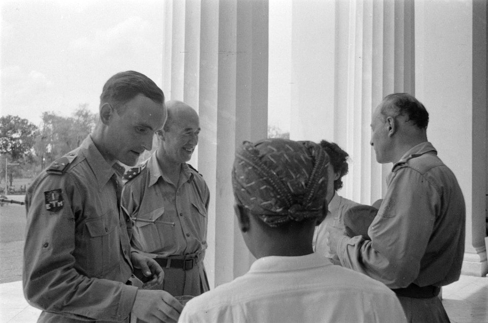 Receptie op het bordes van het paleis van de luitenant-gouverneur-generaal H.J. , Bestanddeelnr 100-4-2