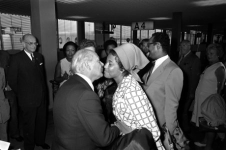 Premiers van Suriname en Nederlandse Antillen arriveren op Schiphol, premier Den, Bestanddeelnr 927-1939