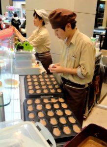Preparing food in Seoul, Korea - DSC00743