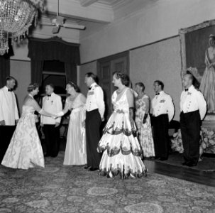 Receptie op het Gouvernementspaleis. Links van de koningin gouverneur Klaasesz e, Bestanddeelnr 252-4239