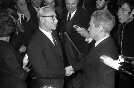 Receptie Joris Ivens ivm zijn jongste verjaardag in de Brakke Grond Russische, Bestanddeelnr 921-9273