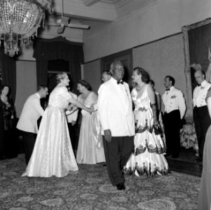 Receptie op het Gouvernementspaleis. Rechts de vrouw van de gouverneur, mevrouw , Bestanddeelnr 252-4240
