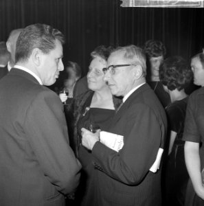 Premiere van de verzetsfilm De Overval in Tuschinski, Minister President De Qu, Bestanddeelnr 914-6318