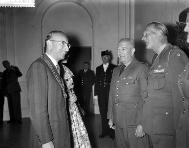 Receptie in het Stedelijk Museum tgv 50-jarig bestaan van de col Amsterdam N, Bestanddeelnr 910-6456
