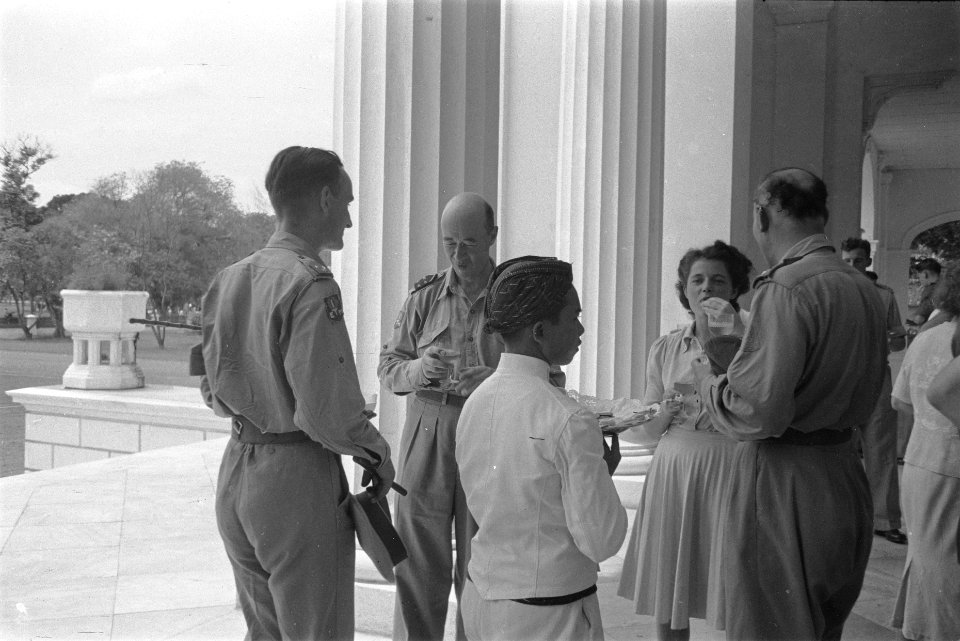 Receptie op het bordes van het paleis van de luitenant-gouverneur-generaal H.J.…, Bestanddeelnr 100-4-1