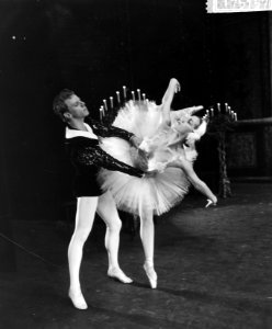 Premiere van Het Zwanenmeer door Nationaal Ballet te Apeldoorn, de Prins Simon, Bestanddeelnr 917-5157