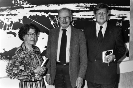 Presentatie boek Van Riel , autobiografie en biografie van Jungman in Nieuwspoort, mw Van Everdingen W. Jungman en Minister Wiegel, Bestanddeelnr 931-4851