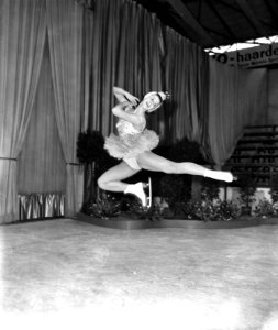 Premiere van de Weense ijsrevue in de Hokij te Den Haag, Ingrid Wendel in actie, Bestanddeelnr 910-1671