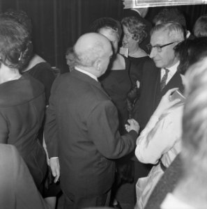 Premiere van de verzetsfilm De Overval in Tuschinski, Minister President De Qu, Bestanddeelnr 914-6316
