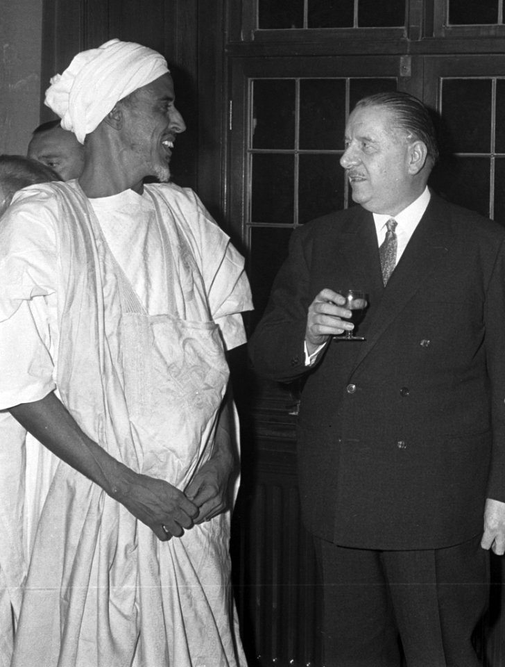 Receptie op Catshuis, Minister President Cals (rechts) gesprek met Alain Poher e, Bestanddeelnr 919-1890 (cropped)