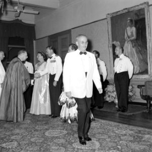 Receptie op het Gouvernementspaleis. De apostolische vicaris S. Kuypers geeft pr, Bestanddeelnr 252-4236
