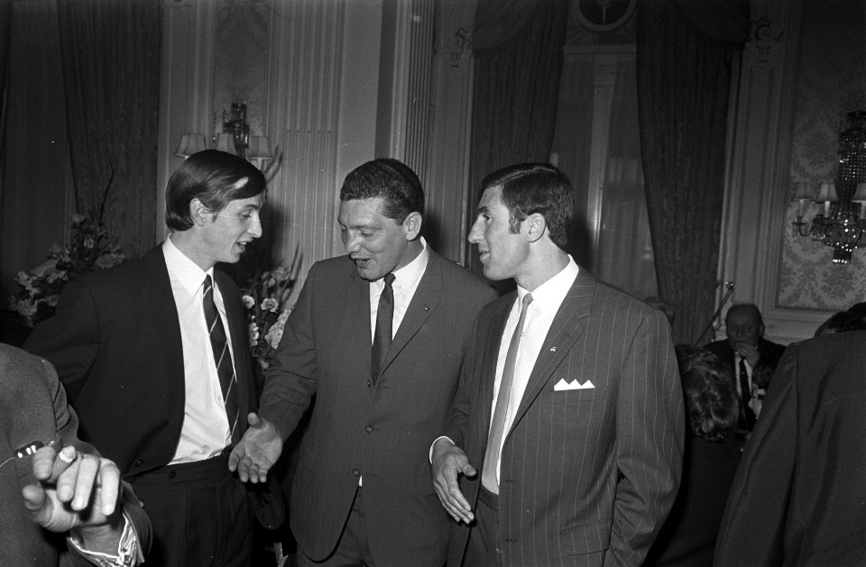 Receptie Ajax Doelenhotel Amsterdam Cor Van der Hart feliciteert Johan Cruijff,, Bestanddeelnr 921-4209