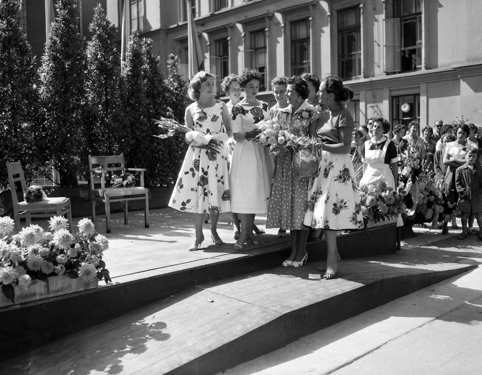 Receptie Haagse bloemenkoningin voor Hooge Raad, Bestanddeelnr 907-9354
