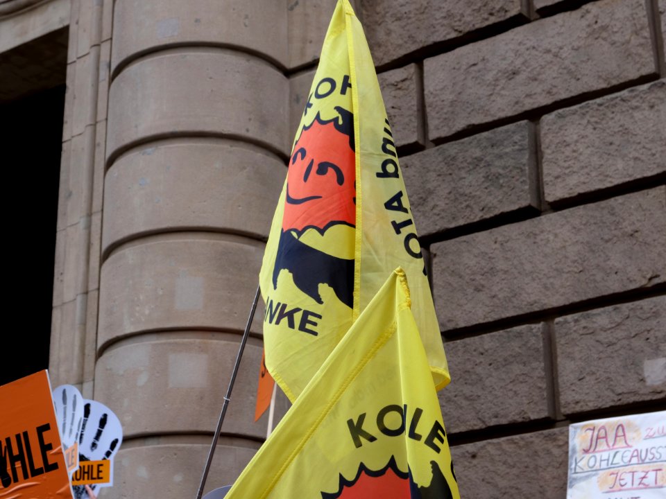 Protest at start of the "Coal Commission" 08