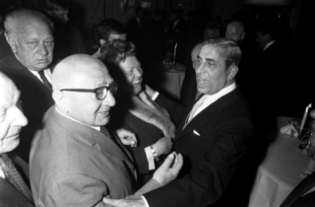 Receptie Ajax Doelenhotel Amsterdam. Voorzitter Van Praag met Tante Leen, Bestanddeelnr 921-4207