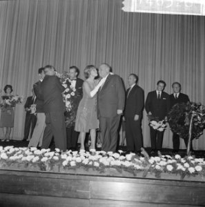 Premiere van de verzetsfilm De Overval in Tuschinski. Bloemen worden uitgereik, Bestanddeelnr 914-6328