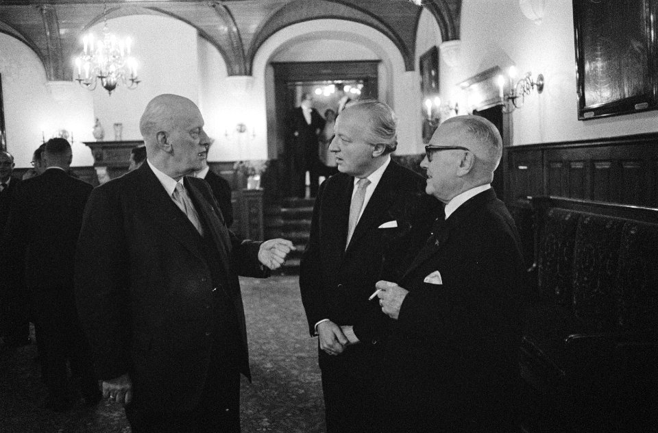 Receptie in de hal van de Eerste Kamer aangeboden door voorzitter van de Eerste , Bestanddeelnr 911-8294