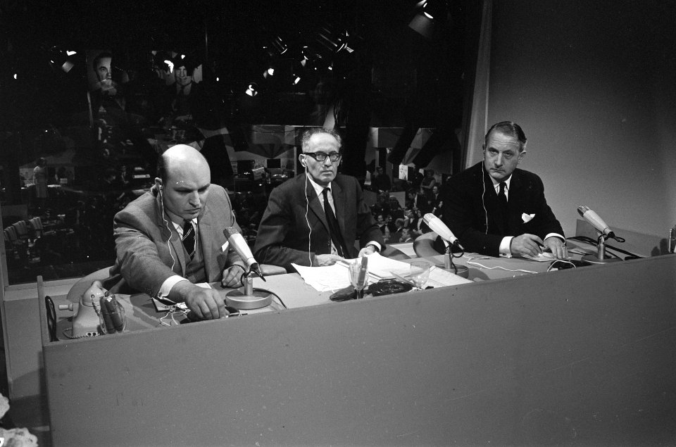 Presidentsverkiezingen Amerika v.l.n.r. de drie commentatoren, H.J. Neuman , pro, Bestanddeelnr 921-8304