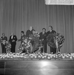 Premiere van de verzetsfilm De Overval in Tuschinski. Bloemen worden uitgereik, Bestanddeelnr 914-6332 photo