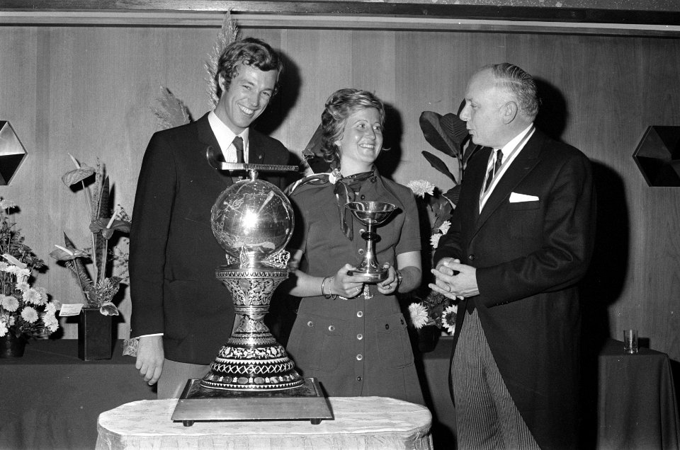 Receptie Koninklijke Nederlandse Hockeybond in Amsterdam, Idenburg (rechts) met , Bestanddeelnr 926-7126