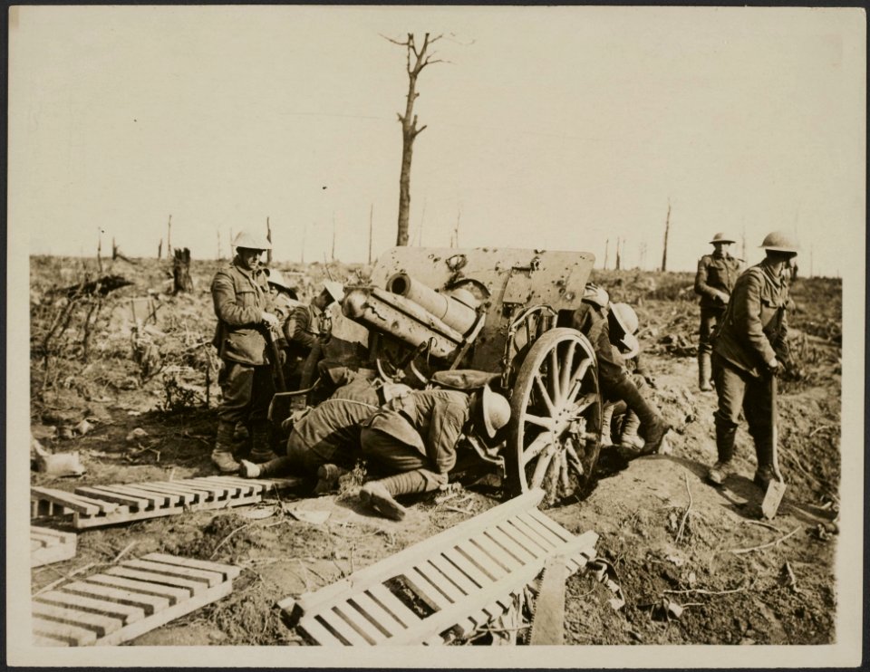 Preparing the way for bringing out a captured German howitzer, Bestanddeelnr 158-2834
