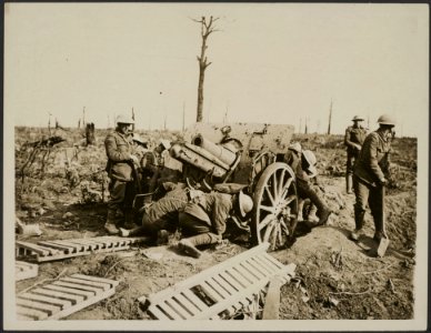 Preparing the way for bringing out a captured German howitzer, Bestanddeelnr 158-2834
