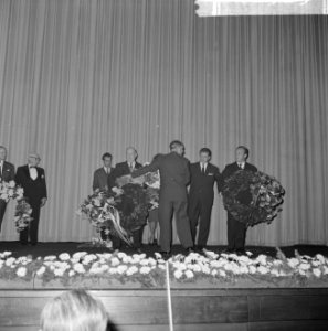 Premiere van de verzetsfilm De Overval in Tuschinski. bloemen worden uitgereik, Bestanddeelnr 914-6325