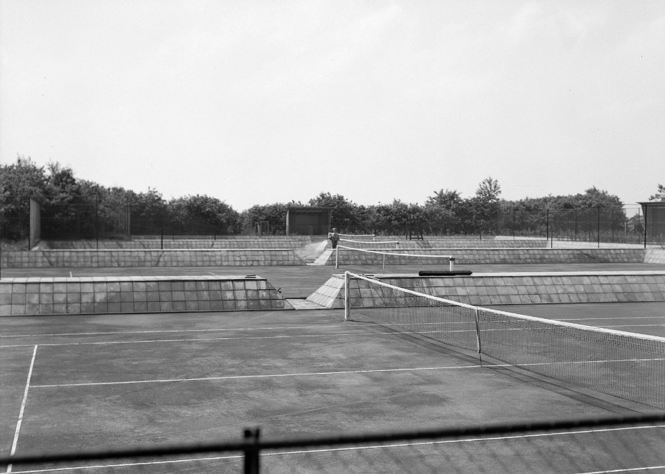 Recreatieterreinen, vliegvelden e.d., tennisbanen, de efteling, Bestanddeelnr 163-0374