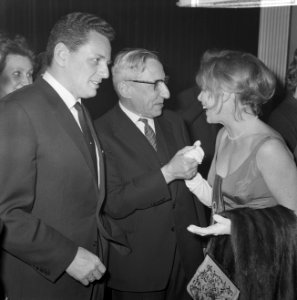 Premiere van de verzetsfilm De Overval in Tuschinski, Minister President De Qu, Bestanddeelnr 914-6315