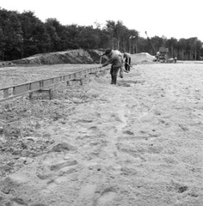 Recreatieterreinen, vliegvelden ed, aanleg sportvelden, proef monorail, arbeid, Bestanddeelnr 163-1015