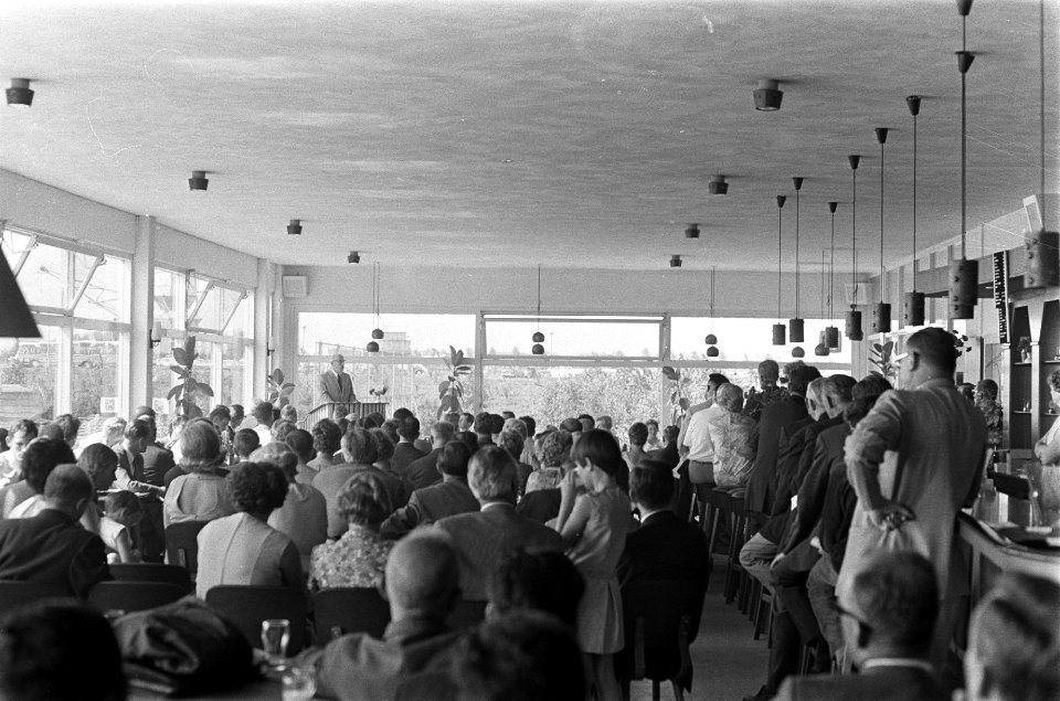 Receptie in het gebouw op het sportcomplex ter gelegenheid van de opening van he, Bestanddeelnr 921-6213