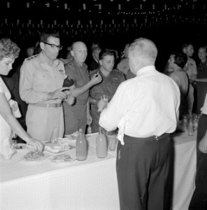 Receptie in het Ramat Avivhotel in Tel Aviv met enkele militairen en een ober b…, Bestanddeelnr 255-4676