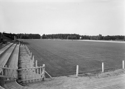 Recreatieterreinen, vliegvelden e.d., sportparken, hoofdvelden, tribunes, de war, Bestanddeelnr 163-0575