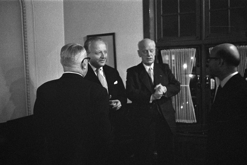 Receptie in de hal van de Eerste Kamer aangeboden door voorzitter van de Eerste , Bestanddeelnr 911-8295