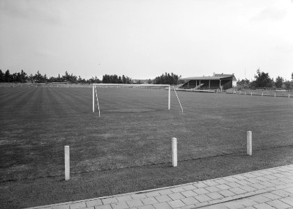 Recreatieterreinen, vliegvelden e.d., sportparken, hoofdvelden, tribunes, de war, Bestanddeelnr 163-0571
