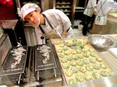 Preparing food in Seoul, Korea - DSC00739