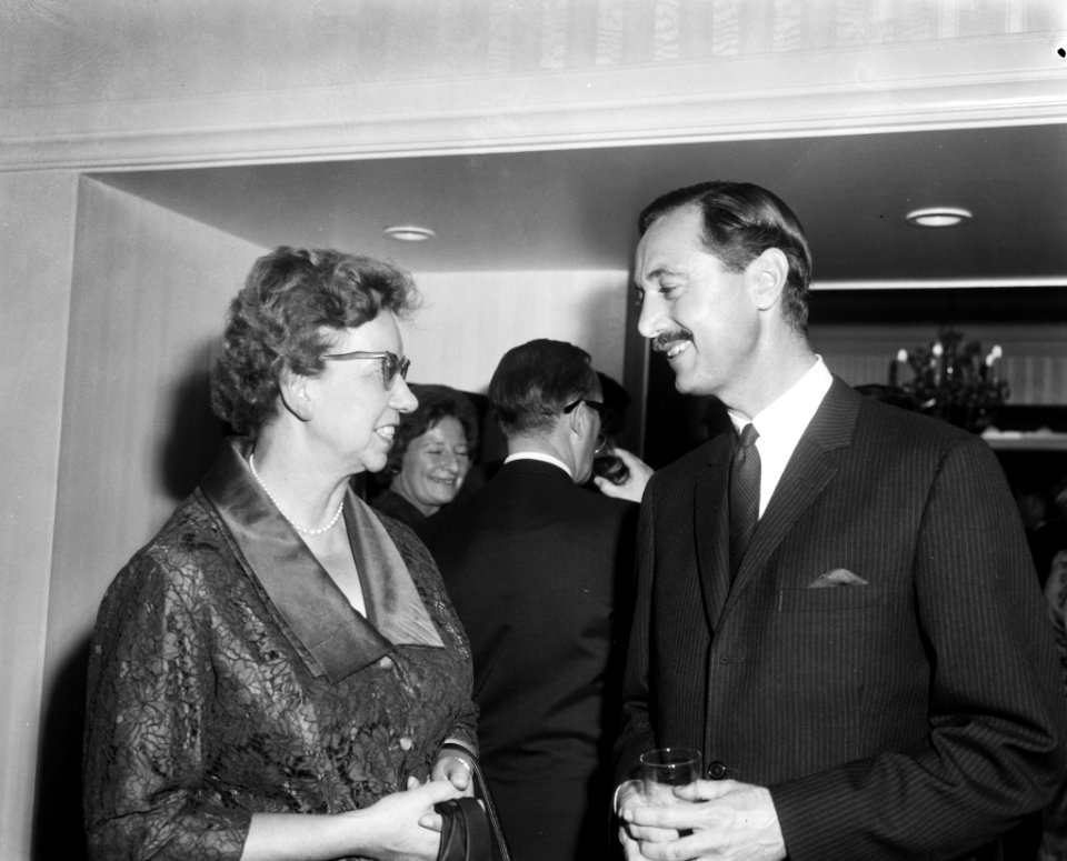 Receptie Engels Consulaat te Amsterdam, rechts mr Riginald Mitchell, Bestanddeelnr 916-9081