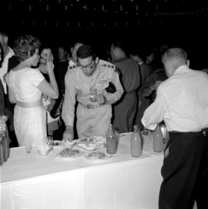 Receptie in het Ramat Avivhotel in Tel Aviv met enkele militairen en een ober b…, Bestanddeelnr 255-4677
