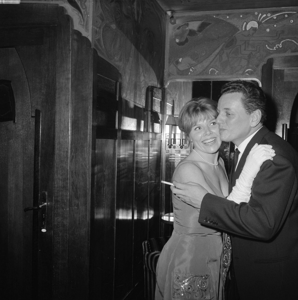 Premiere van de verzetsfilm De Overval in Tuschinski Yoka Berretty en Rob de , Bestanddeelnr 914-6324